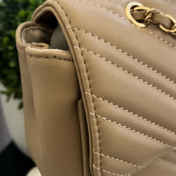 Bebe faux leather quilted tan shoulder bag with chain strap new retail $89 - Picture 9 of 14